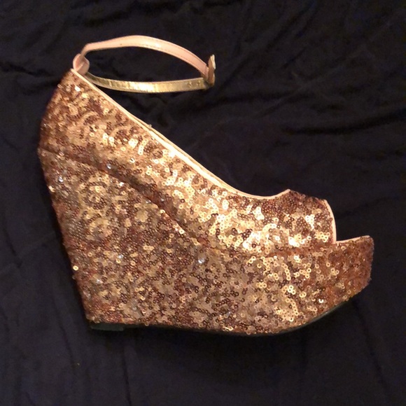 Gold sequin platforms - Picture 3 of 5